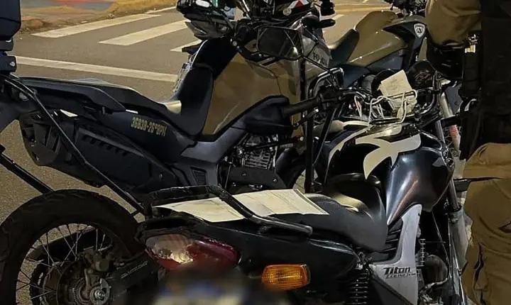 Itabira: jovem muda de direção ao ver a PM e é preso com moto de motor suspeito de adulteração