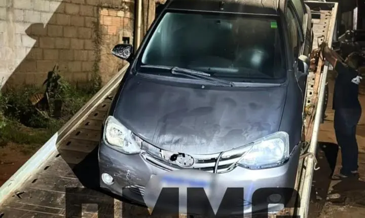 Itabira: PM recupera Etios roubado em BH; câmeras flagram suspeito deixando o carro 