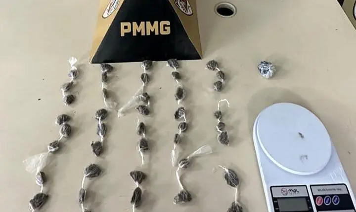 João Monlevade: adolescente foge da PM, descarta droga e polícia acha 44 buchas de maconha em casa