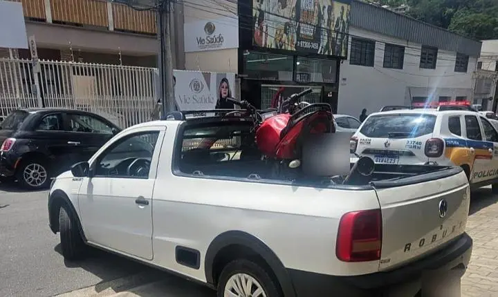João Monlevade: câmeras flagram jovem empinando moto antes de acidente em Carneirinhos