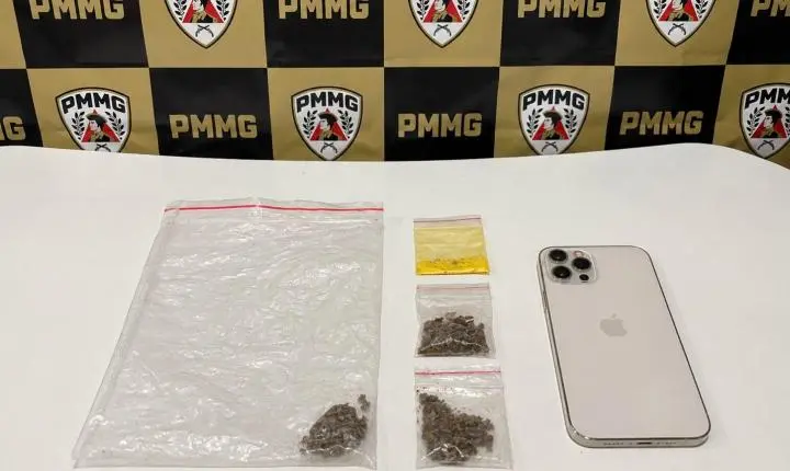 Jovem de 19 anos é preso por tráfico no bairro Praia após esconder drogas no telhado de casa vizinha em Itabira