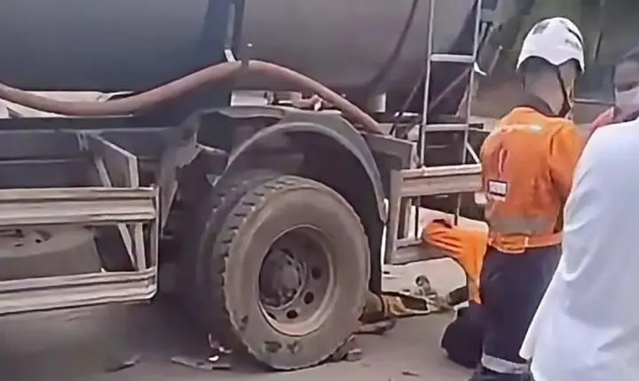 Jovem de 19 anos fica ferido em acidente entre moto e caminhão em João Monlevade