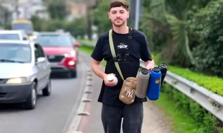 Jovem que perdeu R$ 500 mil em apostas online vende café em semáforo para ajudar a superar o vício