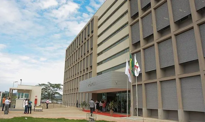 Júri em Itabira absolve mulher acusada de matar vizinho em 2019