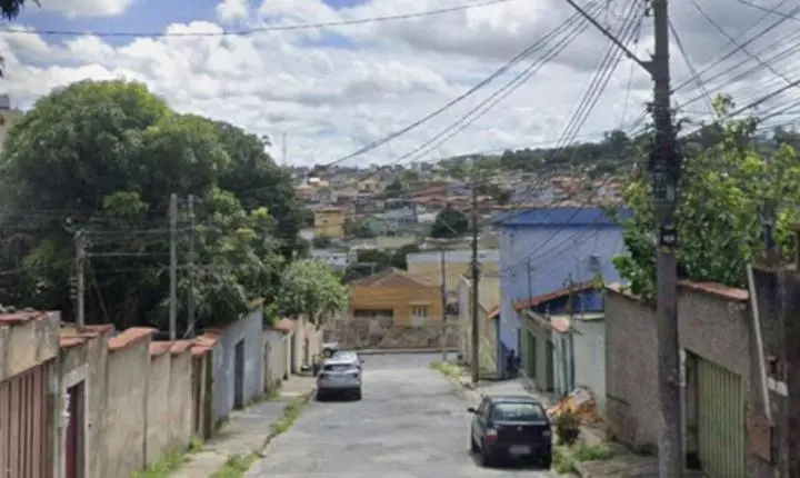 Moradores denunciam sexo nas calçadas, tráfico e bloqueios em rua de BH