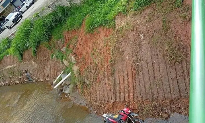 Moto aparece dentro do Rio Girau em Santa Maria de Itabira, e condutor não estava no local