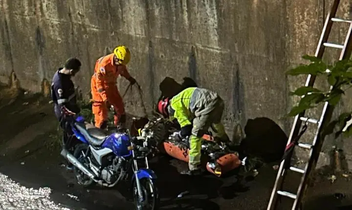 Motociclista cai dentro de canal na avenida Li Guerra, em Itabira, e fica ferido