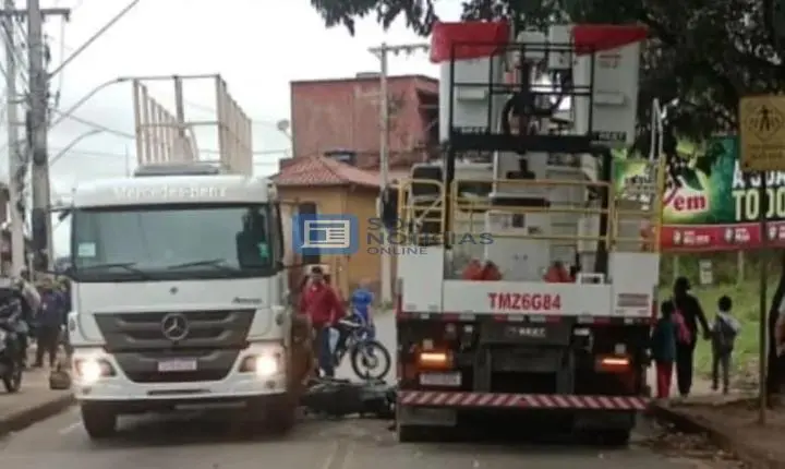 Motociclista cai sob caminhão durante tentativa de ultrapassagem em Itabira