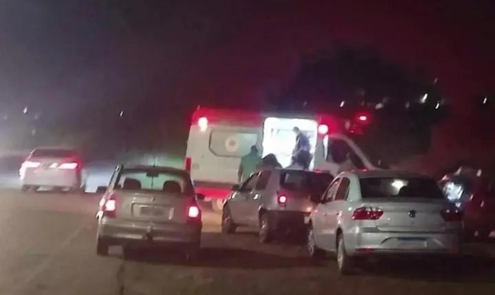 Motociclista de 22 anos fica ferida após colidir com vaca solta em Itabira