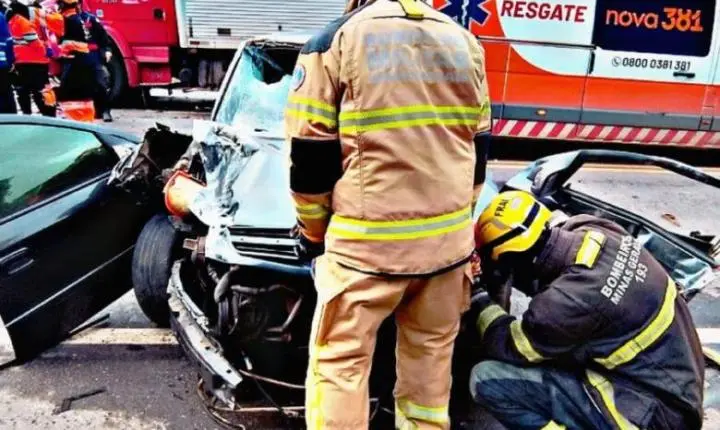 Motociclista de 28 anos morre e motorista fica em estado grave em acidente com três veículos na BR-381 em Nova Era