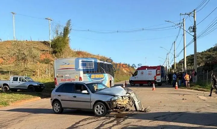 Motociclista fica ferido após colisão com carro no acesso à Ribeira de Cima