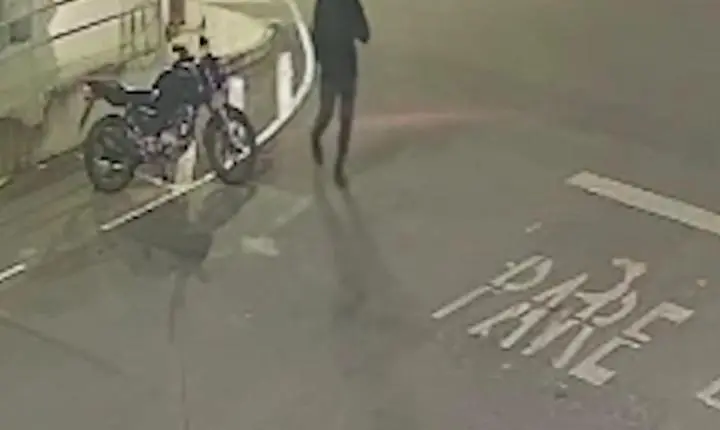 Vídeo - Motociclista incendeia viatura da PM em frente a batalhão no ES