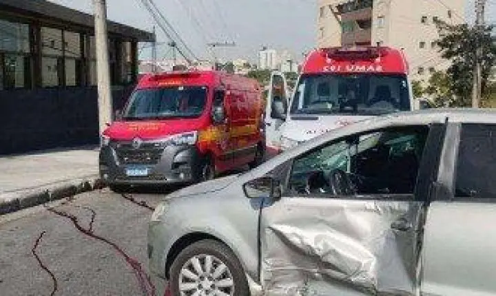Motociclista morre após bater na lateral de carro em Contagem na Grande BH; acidente foi filmado por câmera de segurança