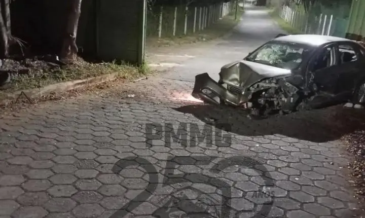 Motorista bêbado bate em árvore e é preso em João Monlevade; passageiras fogem antes da polícia chegar