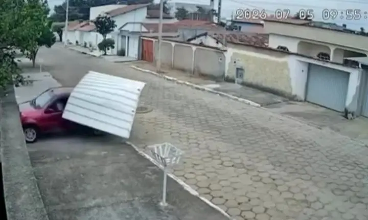 Vídeo - Ele deu ré, derrubou o próprio portão e ainda destruiu o muro do vizinho em Minas