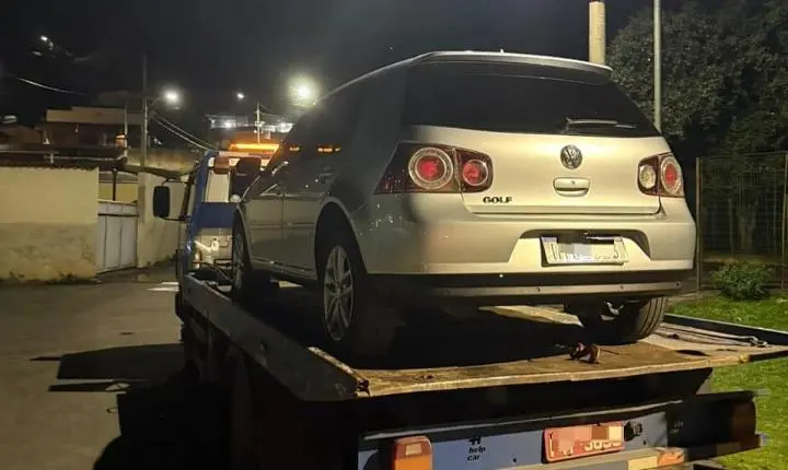 Arrancada com pneus cantando termina em perseguição e prisão de motorista de Golf em Nova Era