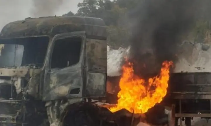 Motorista morre carbonizado após grave acidente entre três caminhões na BR-251, no Norte de Minas. Veja as fotos 