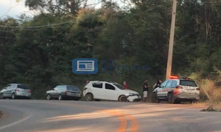 Motorista Perde Controle, Capota na AMG-1210 em Itabira e é Socorrido pelo SAMU