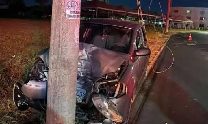 Motorista perde controle do carro e bate em poste de energia em Uberlândia; fiação cai sobre o veículo