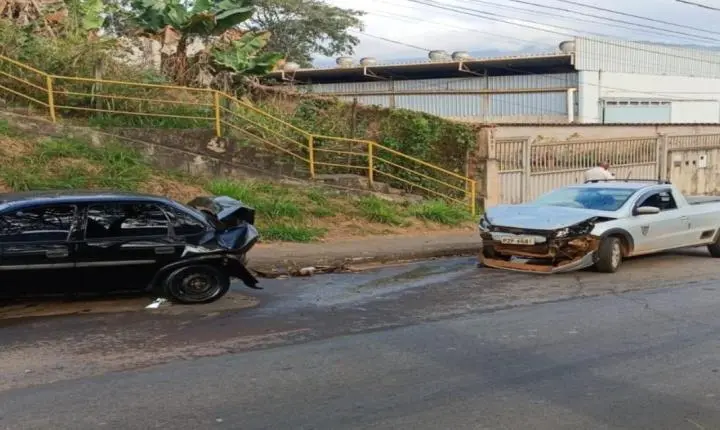 Vídeo - Acidente Itabira: motorista dorme ao volante e bate em carro na Avenida das Rosas
