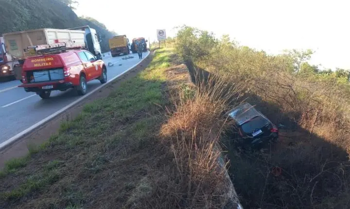 Mulher fica presa em carro após cair em ribanceira de 5 metros na BR-356, em Itabirito