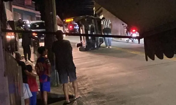 Mulher fica presa em Fiat Pulse após capotar em trilho metálico na Vila Piedade, em Itabira