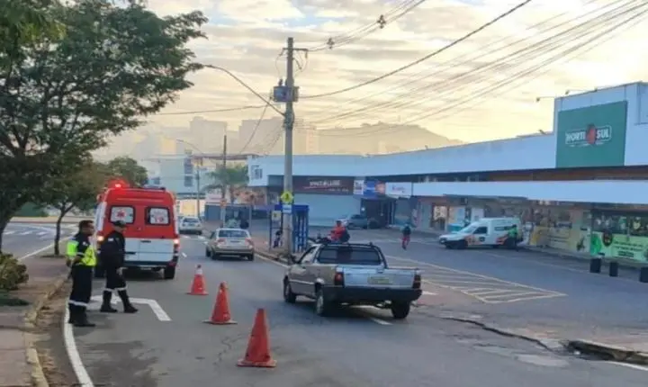 Ônibus em Itabira invade canteiro no Caminho Novo após motorista passar mal
