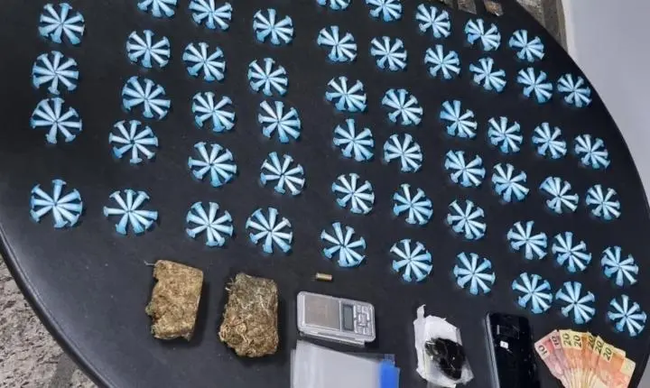 PM cumpre mandado e encontra 457 pinos de cocaína, tabletes de maconha e haxixe no quarto de suspeito em Barão de Cocais