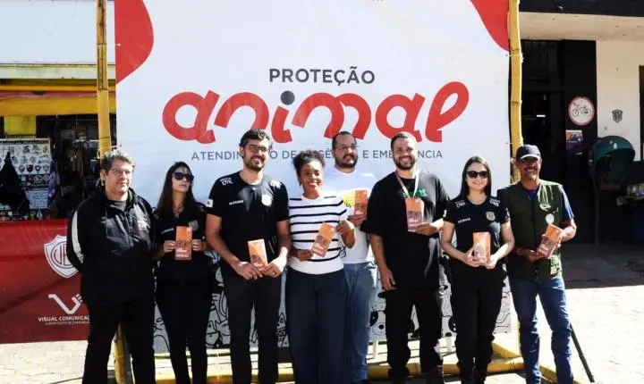 Polícia Civil para o trânsito em Itabira para falar sobre algo que muita gente ignora: crueldade contra animais
