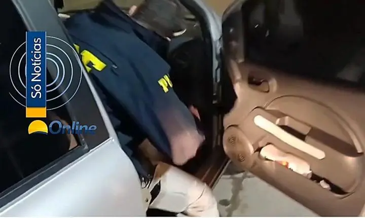 Vídeo - Casal é preso com 10,5 kg de cocaína escondidos no painel do carro na BR-262