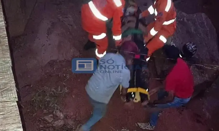 Queda de ponte: Motociclista cai em córrego e fica ferido na região do Vista Alegre