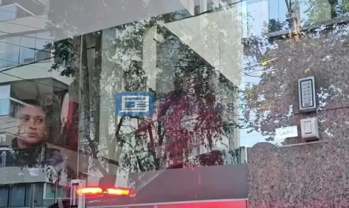Vídeo - Diarista presa em Itabira participa de reconstituição de duplo latrocínio de casal de idosos em BH