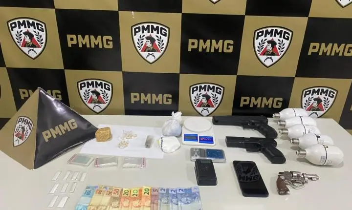 Revólver, crack e câmeras: PM prende homem em São Domingos do Prata durante mandado judicial