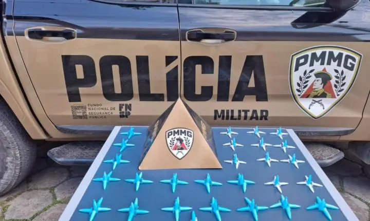 Santa Maria de Itabira: PM apreende 135 pinos de droga escondidos em banheiro e prende jovem