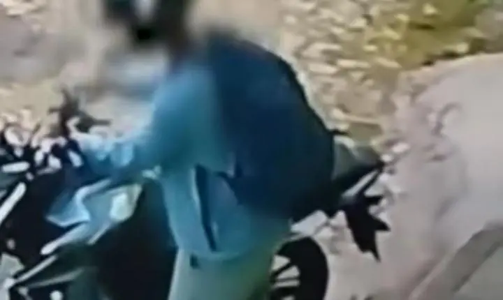Vídeo - Trava de segurança impede furto de moto e suspeito cai ao tentar fugir em Divinópolis
