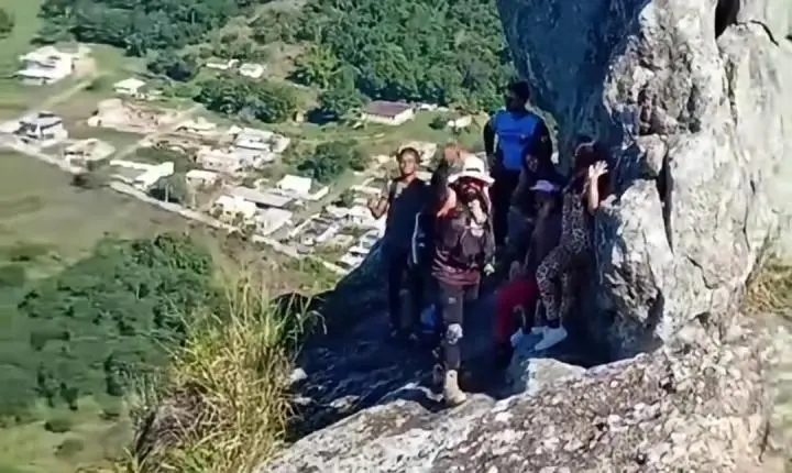 Trilheiro cai de 150 metros ao tentar tirar foto na Pedra do Macaco e morre em Maricá