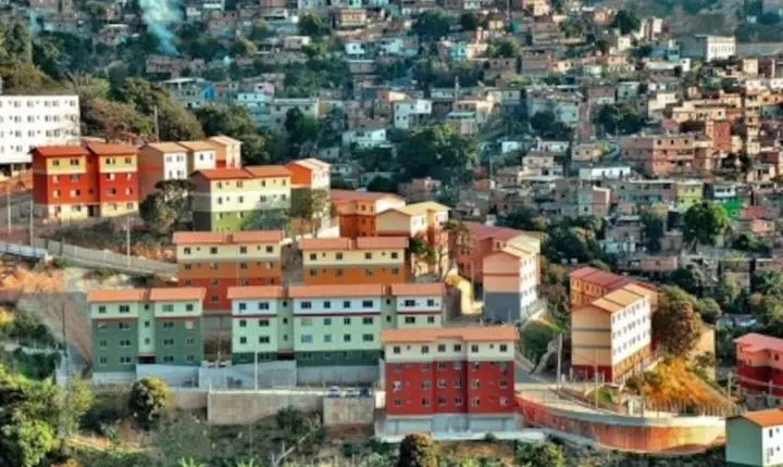 ‘Vai entrar na bala’: comunicado causa terror em moradores do Aglomerado da Serra, em BH