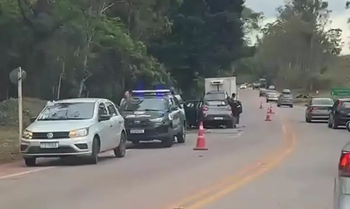 Vídeo - Acidente entre dois carros deixa um morto e três feridos na BR-356