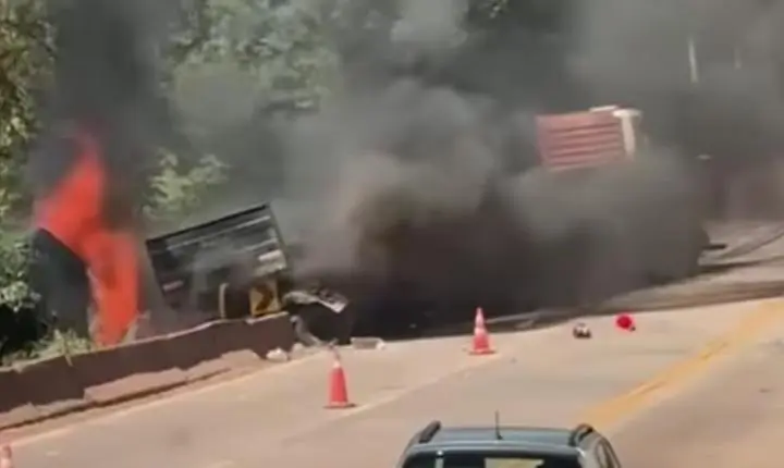 Vídeo - Acidente gravíssimo entre moto e carreta deixa uma pessoa morta em Itabirito