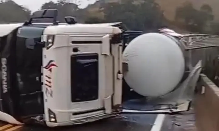 Vídeo - BR-381 fica interditada nos dois sentidos após carreta tombar em Nova Era