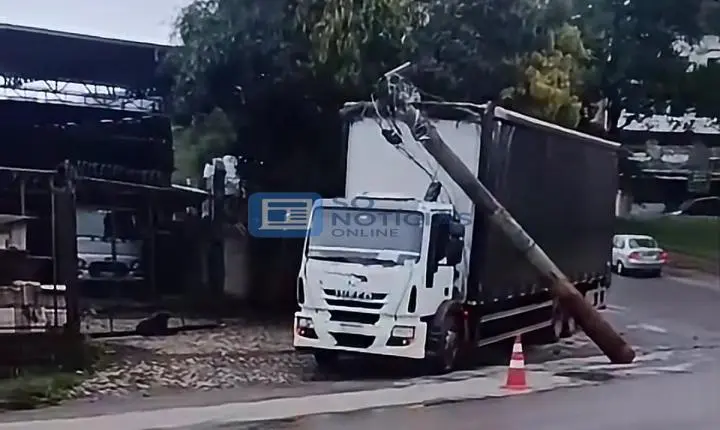 Vídeo - Caminhão desce morro, atinge poste e arrasta fiação no bairro Belmonte, em João Monlevade