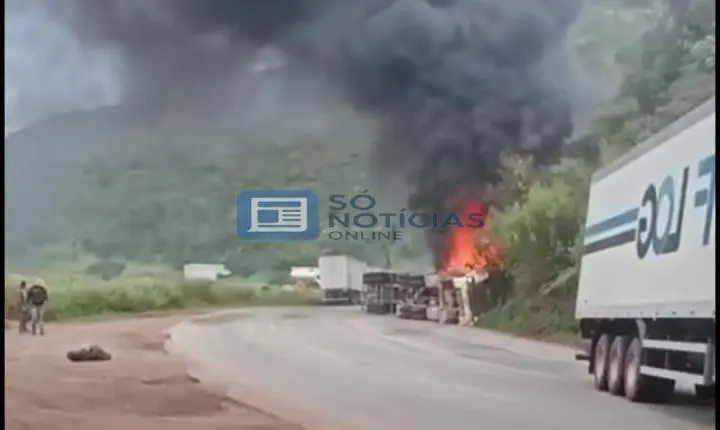 Vídeo - Carreta tomba e pega fogo no 