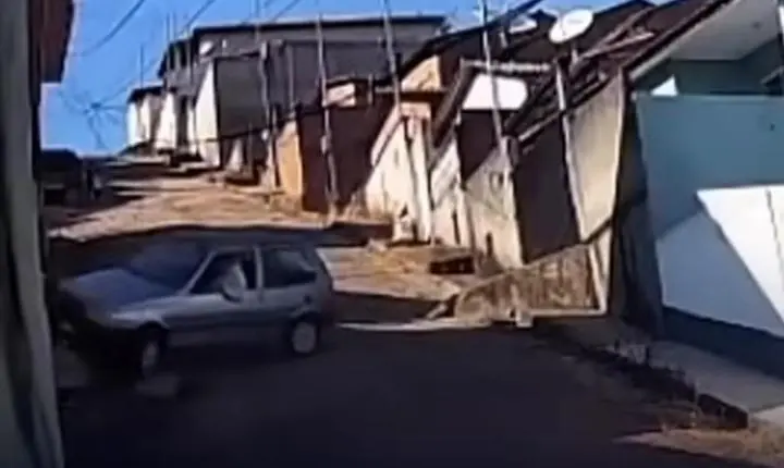 Vídeo: Carro perde o controle e despenca em barranco em Maria da Fé (MG)