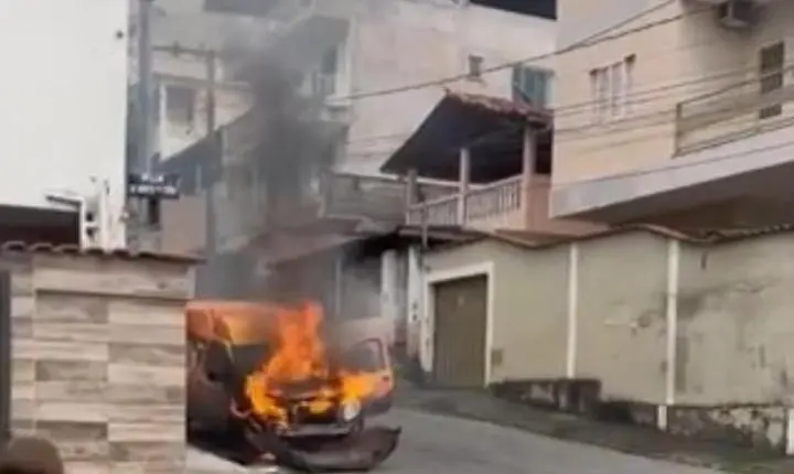 Vídeo: Chamas Destroem Fiat Fiorino Completamente no Bairro Novo Horizonte em João Monlevade