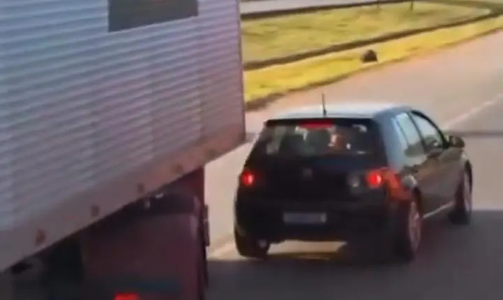 Vídeo - Discussão no trânsito termina em acidente entre carro e carreta na BR-040