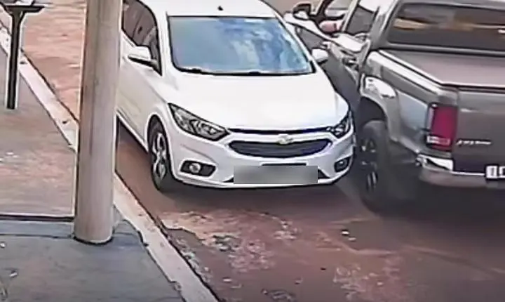 Vídeo - Homem destrói carro estacionado com caminhonete após briga no trânsito