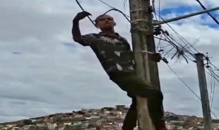 Vídeo: homem é flagrado cortando fios de cobre em poste durante o dia em Caratinga