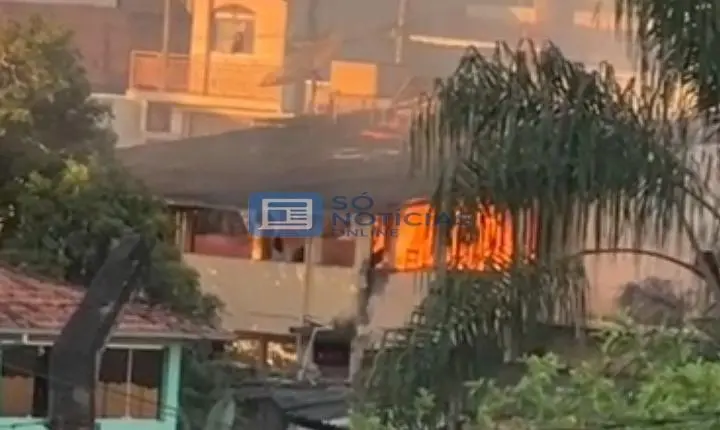Vídeo - Incêndio atinge residência no Gabiroba em Itabira; ninguém se fere