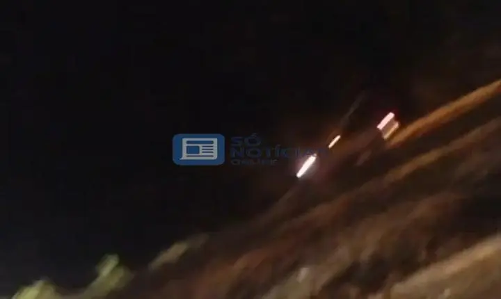 Vídeo - Mercedes atinge poste em acidente no trevo do Itabiruçu em Itabira