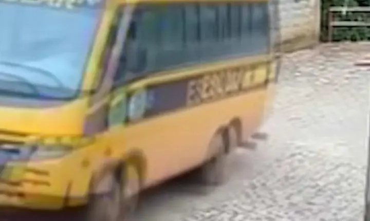 Vídeo mostra ônibus escolar despencando em rio após perder força em subida em Minas